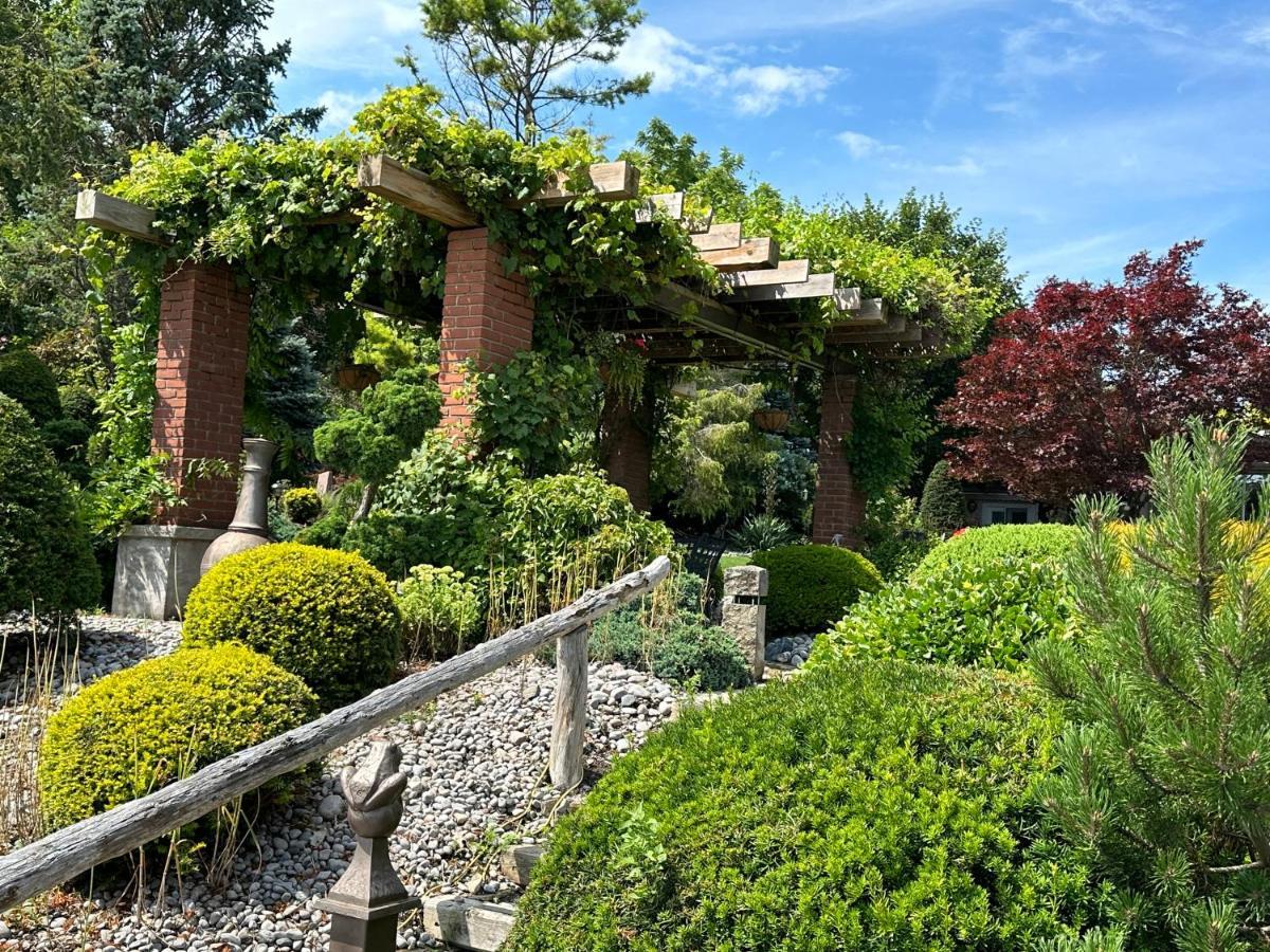 The Wind In The Willows - Luxury Lakefront Oasis Bed and Breakfast Cobourg Eksteriør billede