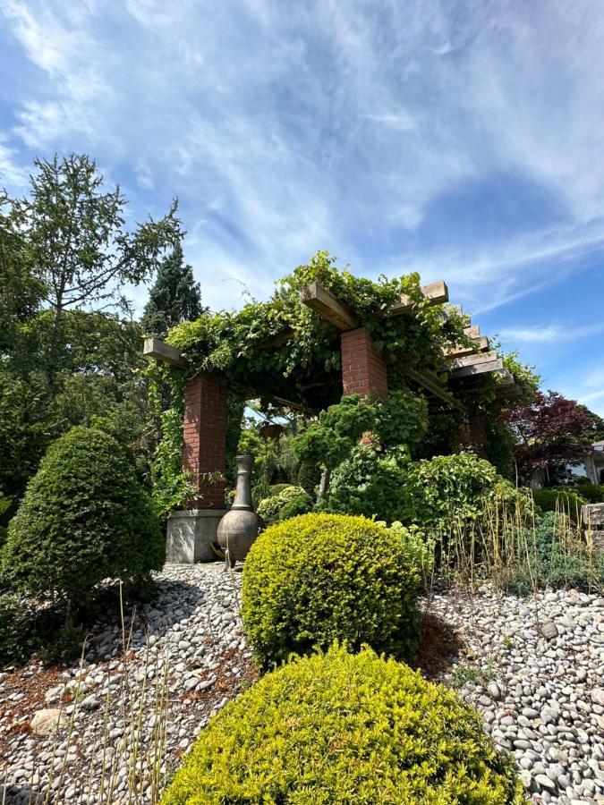 The Wind In The Willows - Luxury Lakefront Oasis Bed and Breakfast Cobourg Eksteriør billede