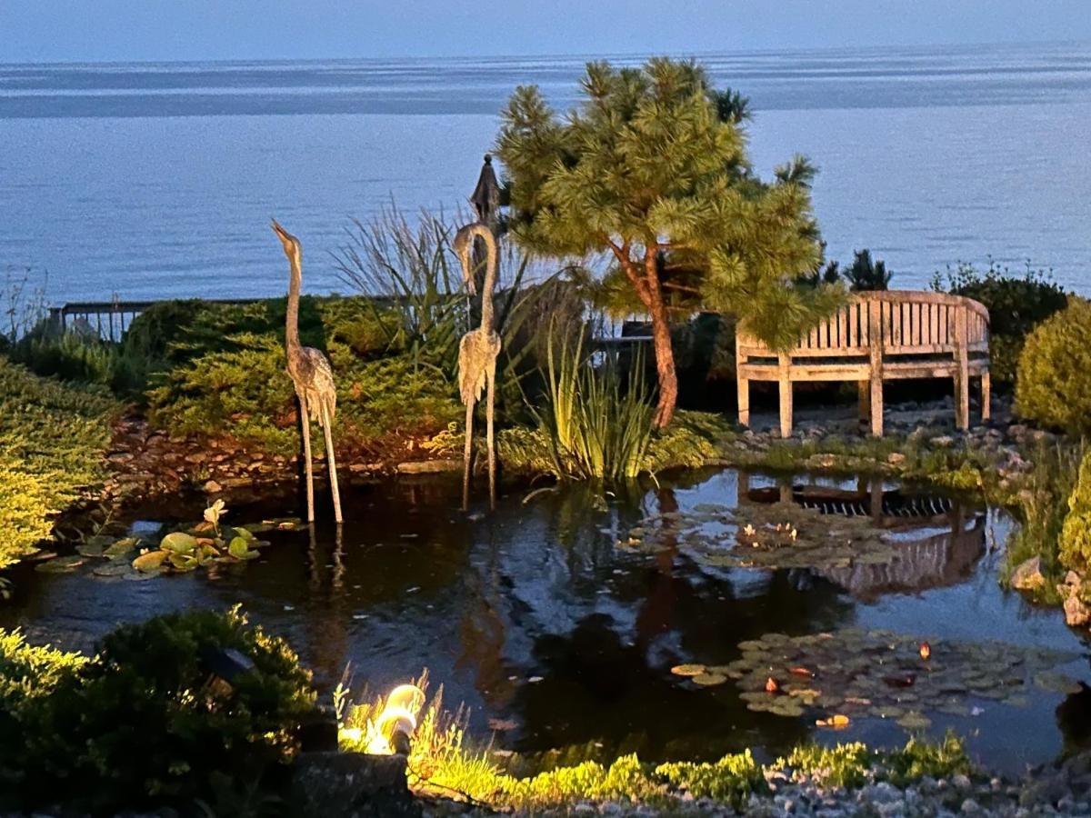 The Wind In The Willows - Luxury Lakefront Oasis Bed and Breakfast Cobourg Eksteriør billede