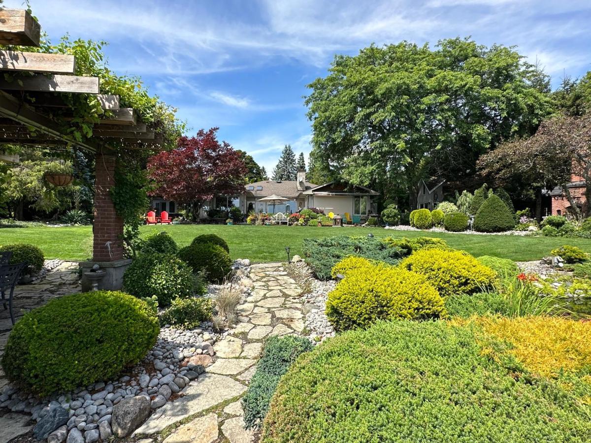 The Wind In The Willows - Luxury Lakefront Oasis Bed and Breakfast Cobourg Eksteriør billede