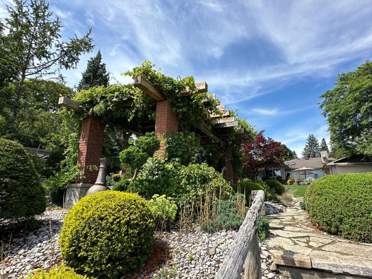 The Wind In The Willows - Luxury Lakefront Oasis Bed and Breakfast Cobourg Eksteriør billede